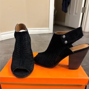 Arturo Chiang Women’s Black Suede Open-Toe Block Heel Sandals